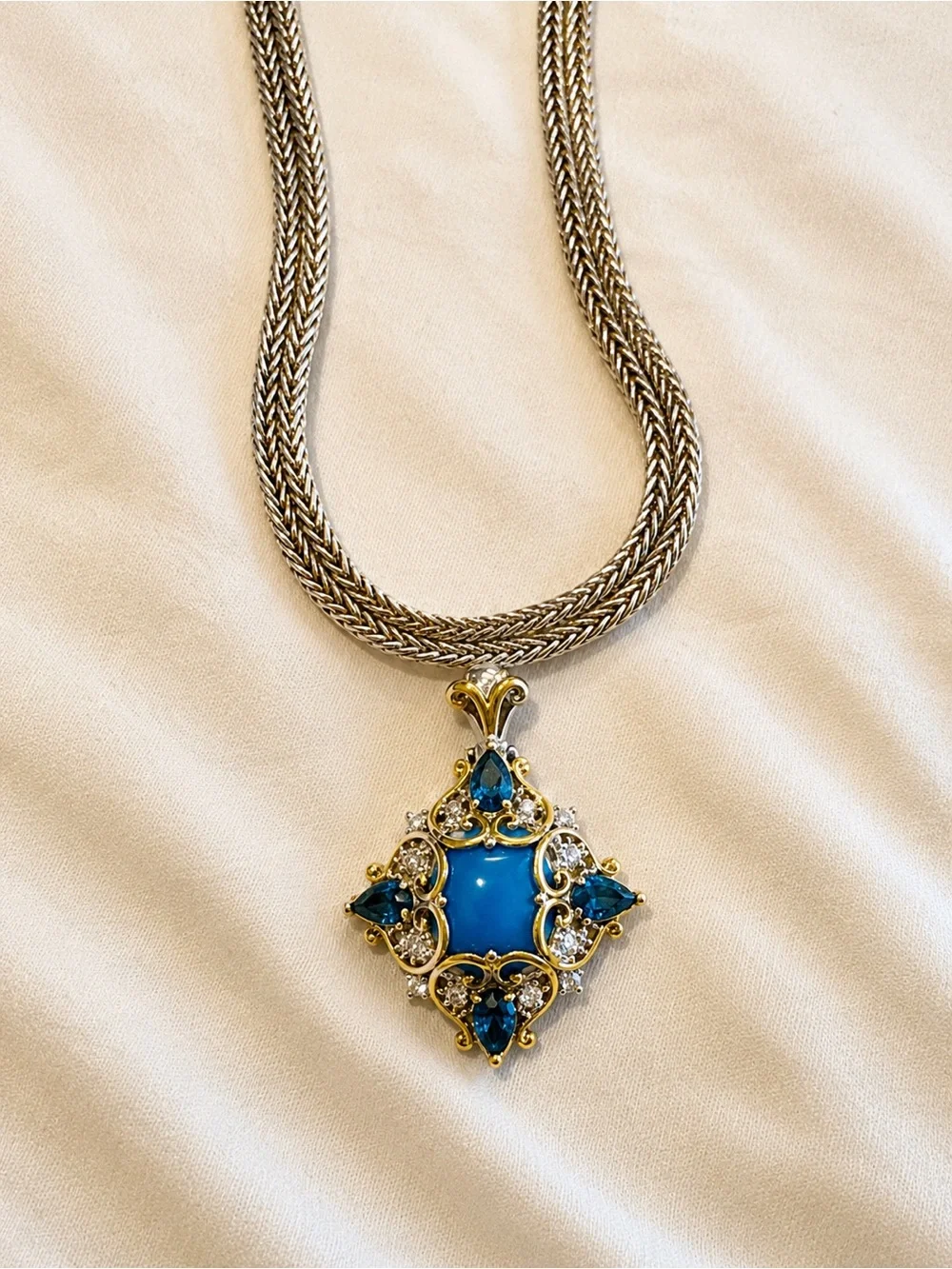 Stunning 925 pendant and chain